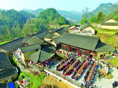 走自己的道路把建设引向胜利