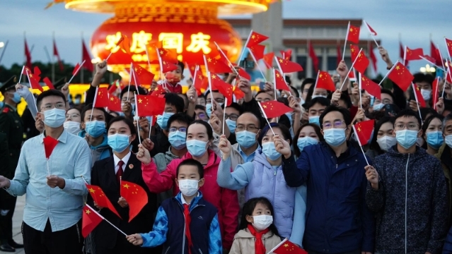 数万人天安门广场观升旗，人群欢呼“我爱你中国！”