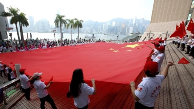 国庆第一天，香港大街小巷披上了“中国红”