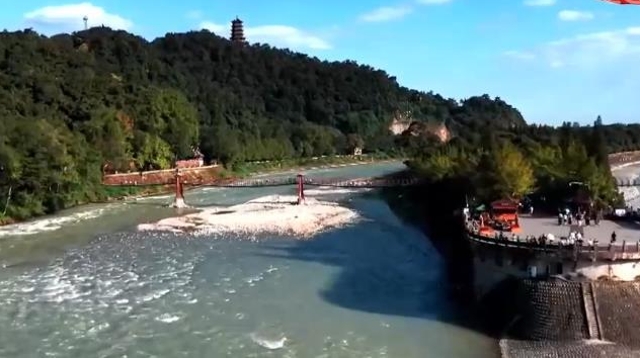 四川都江堰：堰江奔流润天府 岷山如黛水含烟