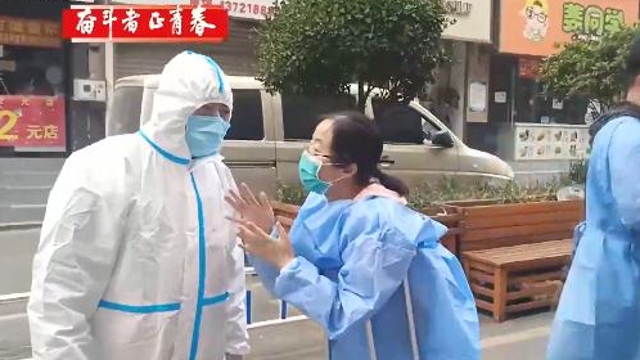 奋斗者 正青春｜拄拐 失声 她毅然坚守在疫情防控一线