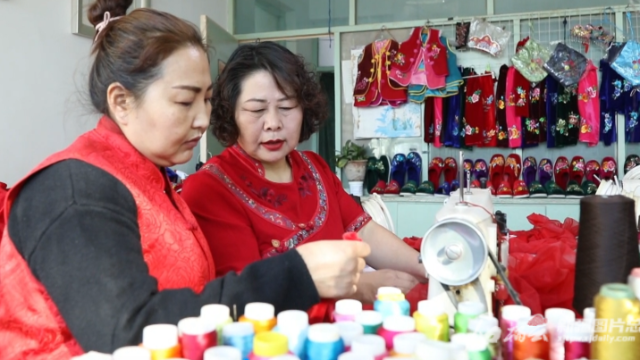 二十大代表风采丨李萍：带领姐妹们“绣”出自信人生