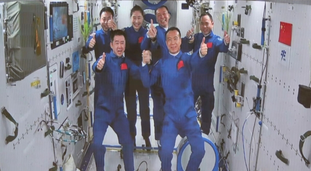 太空会师！神舟十五号航天员顺利进驻中国空间站