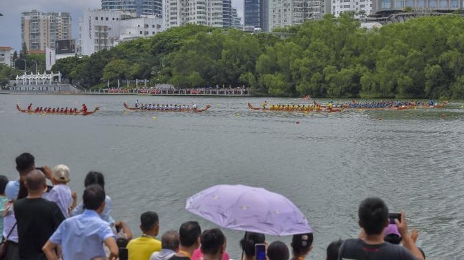 三亚赛龙舟预庆端午 琼港队伍同场竞技角逐桂冠