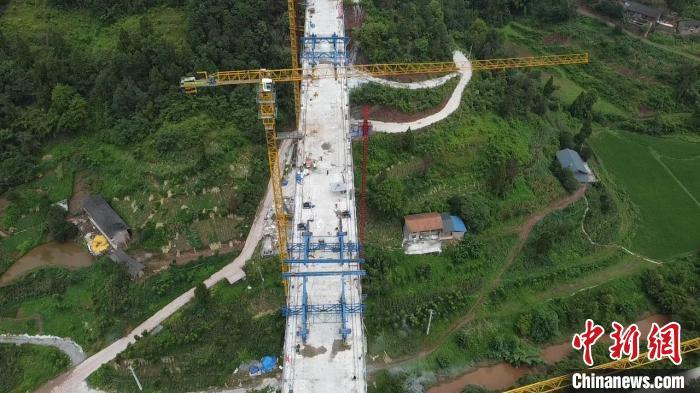 开云体育 Kaiyun.com 官网入口渝湘高铁胡家湾双线特大桥实现连续钢构合龙(图1)