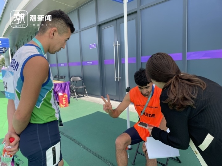 100米他们跑了3189秒 观众席上响起热CQ9电子烈的掌声(图2)