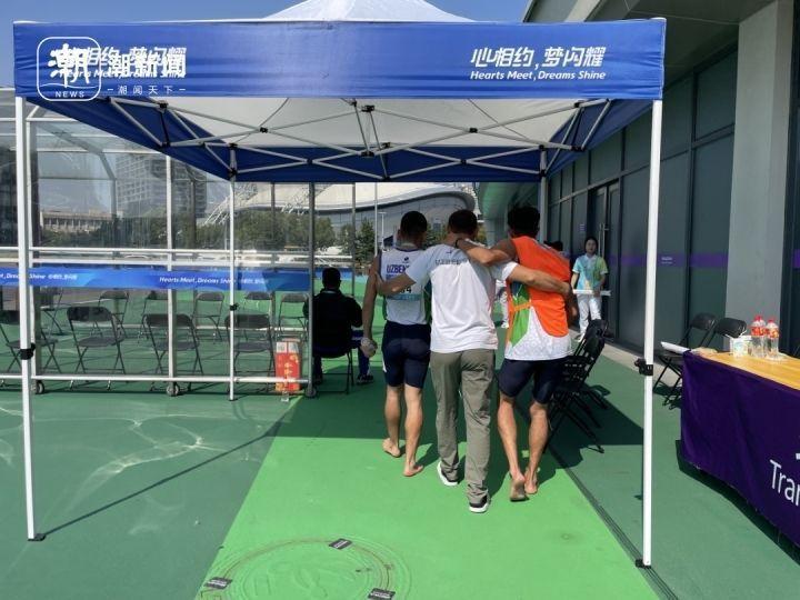 100米他们跑了3189秒 观众席上响起热CQ9电子烈的掌声(图3)