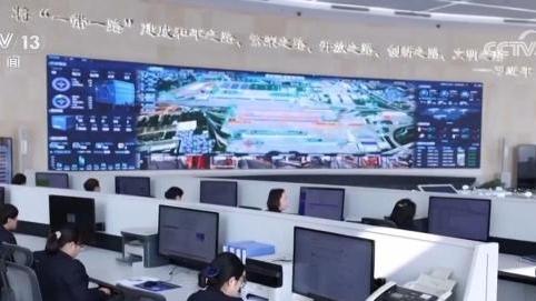 【学习贯彻四中全会精神·一线见闻】“钢铁驼队”驰新程