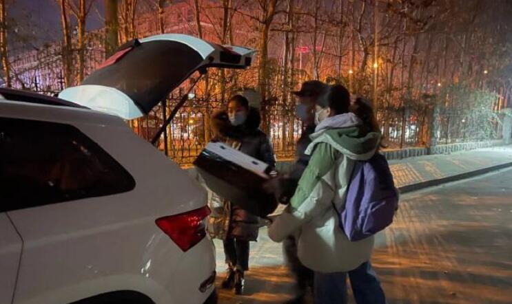 学生开始放假 河北大学派送口罩组织车队护送