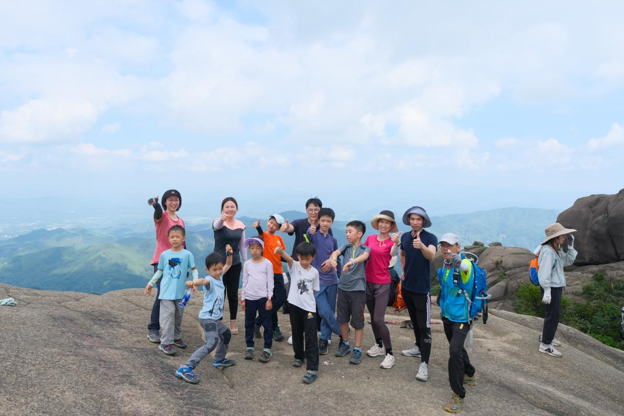 “广州10峰”青少年登山计划千米山牛牯嶂站挑战成功