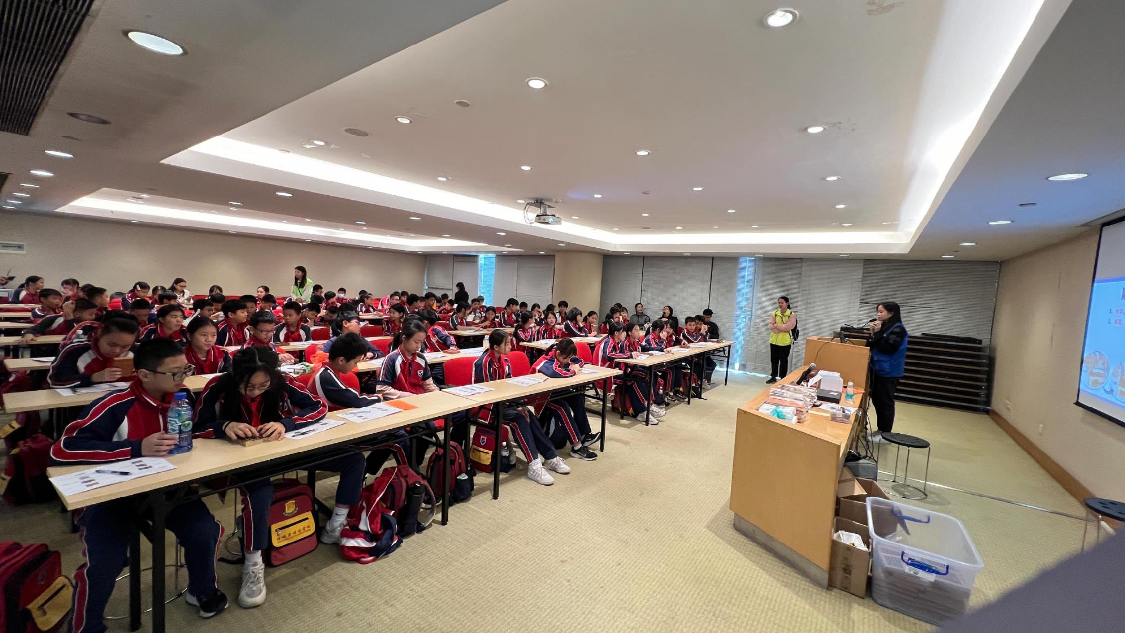 广州市增城区碧桂园学校师生到广州日报印务中心参加研学活动