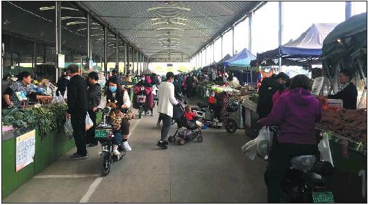 10月26日，在潍坊一家农贸市场，市民正在买菜。