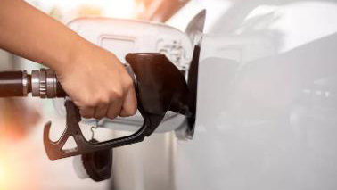 发改委：国际油价超每桶130美元后国内油价暂不上调