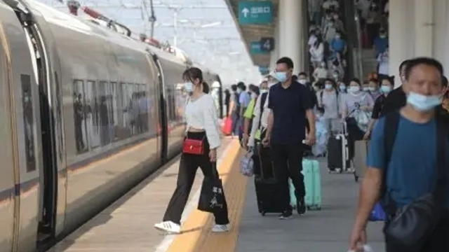 国铁集团：中秋小长假运输首日全国铁路发送旅客592.1万人次