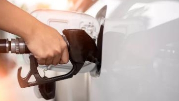 油价迎今年来最大降幅，加满一箱油少花13元