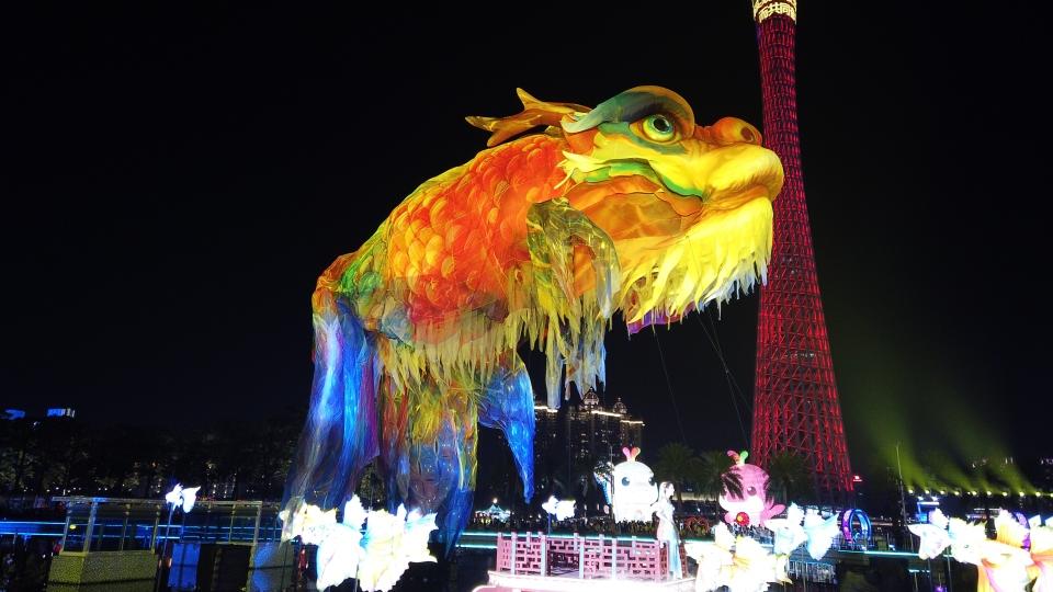 2025广州国际灯光节成夜游爆款，预约上线即秒光，市民登塔觅新视角