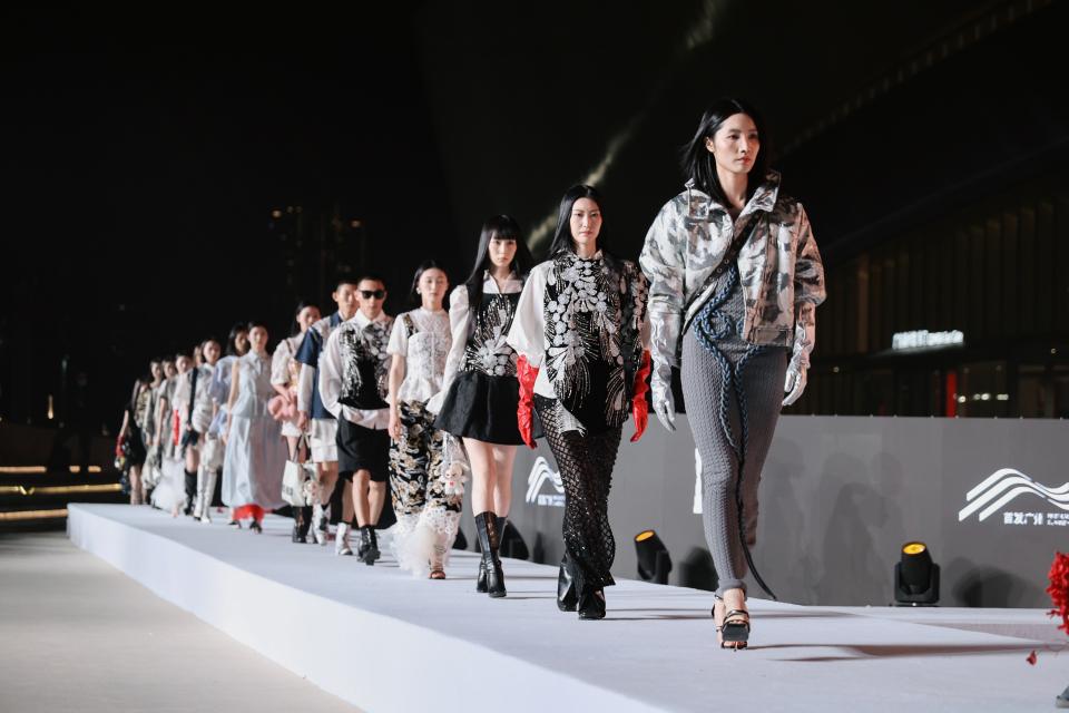 打造皮具产业时尚首发新高地！中港皮具城原创力量闪耀时尚产业大会