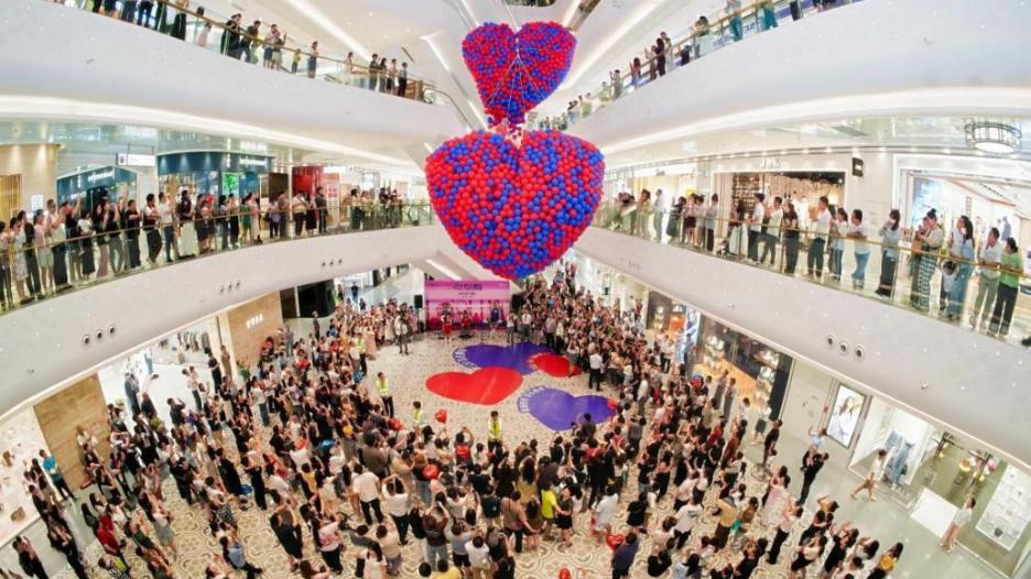 王府井紫薇港“跃然紫尚”暖冬盛启，全国首棵非遗鱼灯树点亮佛山冬日新体验