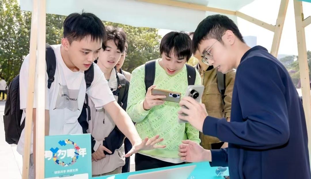 华为中国终端业务部副总裁走进暨大,分享万物互联的鸿蒙新世界(图3) 华为中国终端业务部副总裁走进暨大,分享万物互联的鸿蒙新世界(图3)