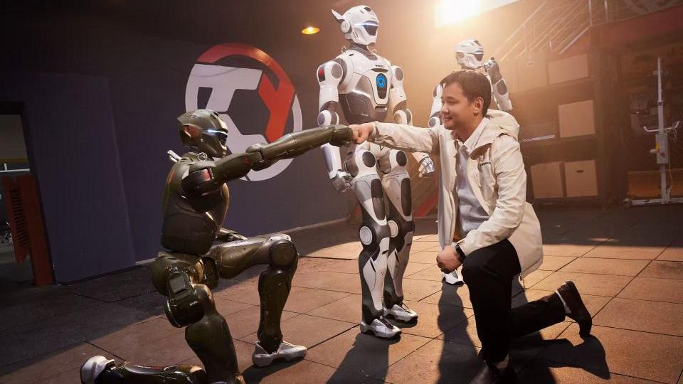 被自家机器人踹一脚！众擎创始人赵同阳直言：中国有望引领人形机器人产业发展