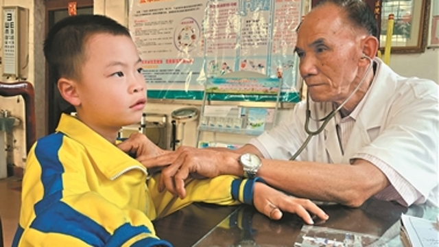 77岁老村医从医六十载 年诊上万人