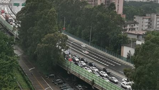 国庆中秋假期第一天，广东65条高速出现缓行