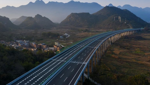 ​广东高速公路通车总里程突破1.1万公里，连续8年全国第一