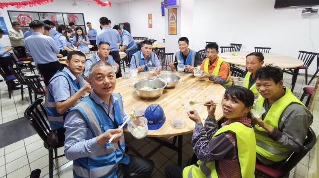 工地上的元宵节 温暖异地工友心