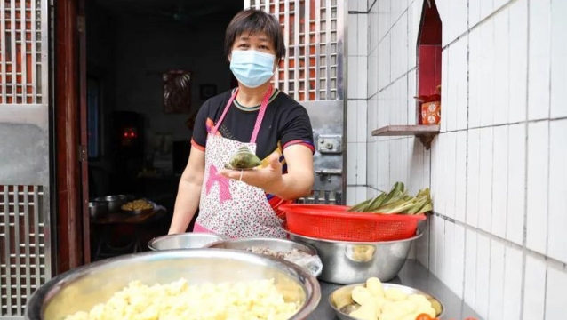 咸肉粽、碱水粽、西米粽……端午节到东莞中堂吃柴火粽子