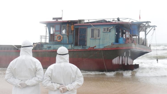 涉嫌走私船台风天搁浅，广东海警查获冻品约110吨