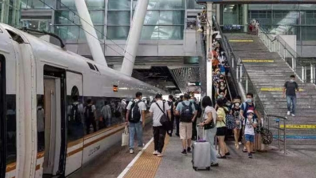 受台风“马鞍”影响 深圳站、深圳东站停运部分列车