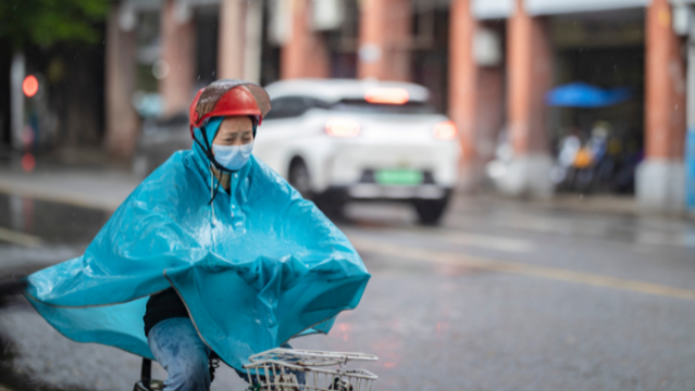 台风逐渐靠近广东沿海，先热后雨注意防暑防风
