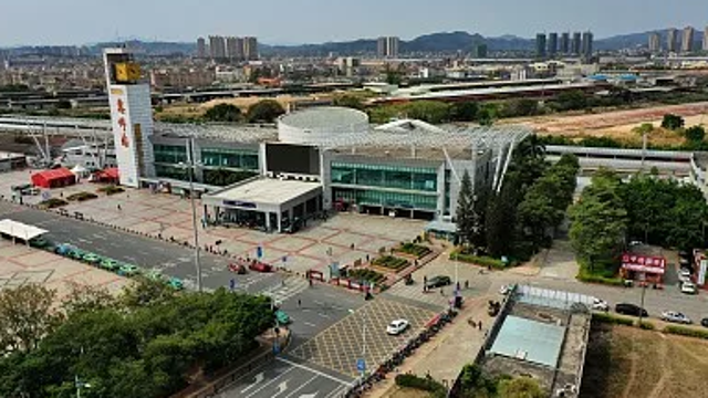 受台风“马鞍”影响，惠州火车站停运部分列车