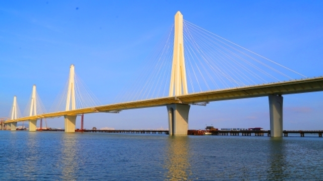 珠机城际金海特大桥主跨合龙