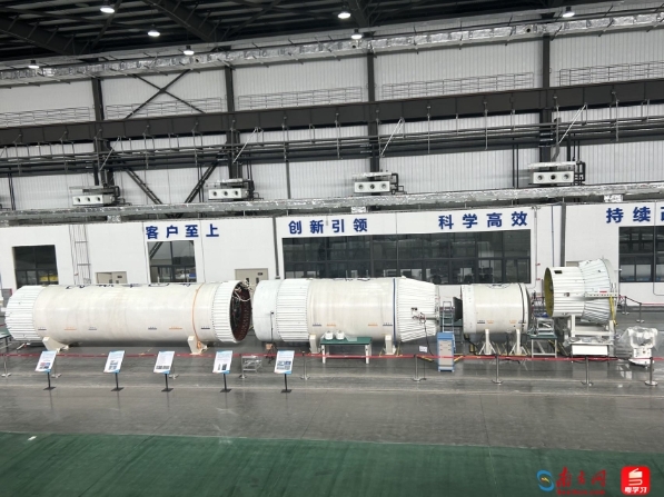 “力箭一号”遥二运载火箭正进行总装测试。