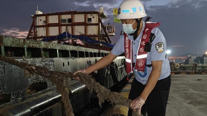 台风“苏拉”逼近，湾仔边检站全力保障上百艘船舶防台避风