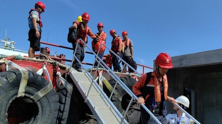 防御台风“苏拉”：徐闻海上224名风电施工人员全部撤离上岸
