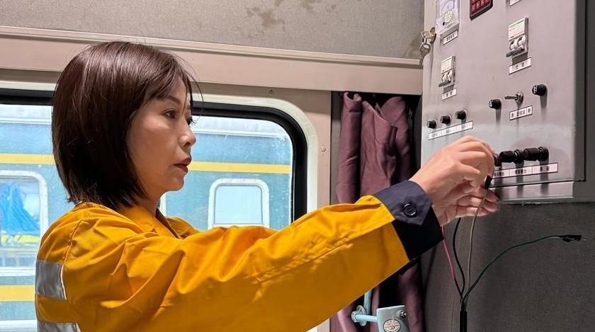 新春走基层丨维护列车广播设备的“娘子军”