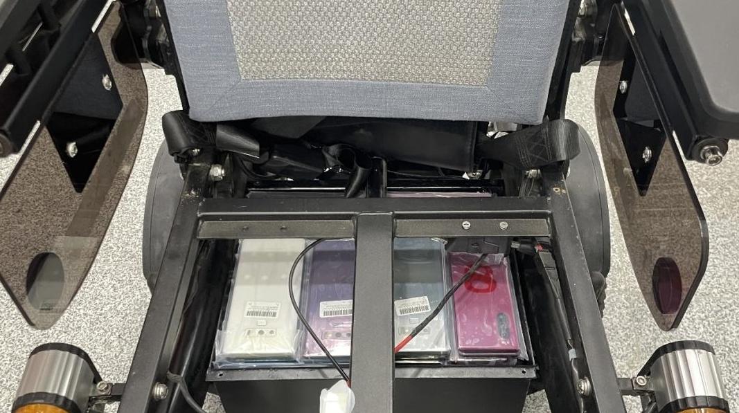 闸口海关查获一旅客利用电动轮椅藏匿旧手机176台进境案
