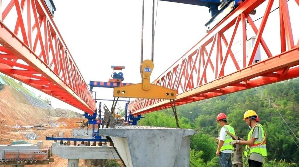 阳信高速公路项目10标第二项目部塘村大桥右幅架梁顺利贯通