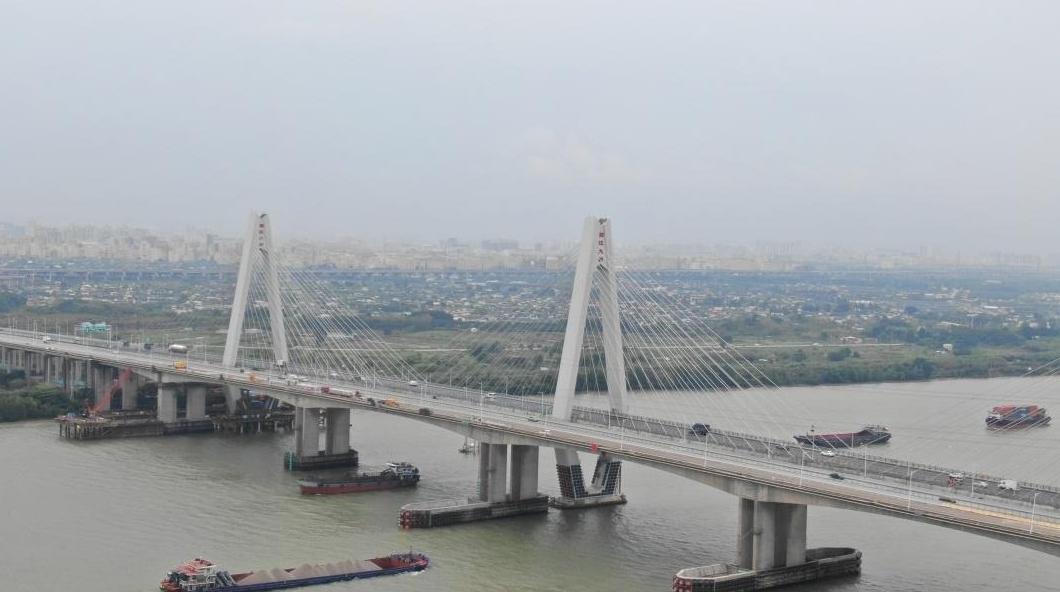 江门海事部门保障中江高速西江特大桥通航孔转换施工顺利完成