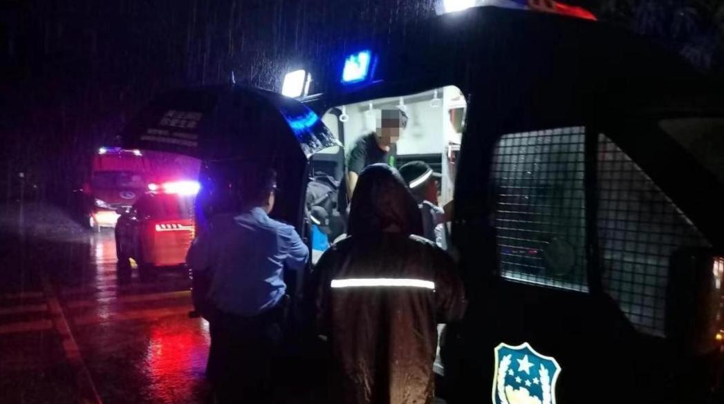 一家五口雨夜被困深山 深圳公安冒雨紧急搜救