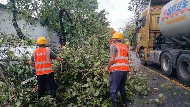 广韶高速区域遭受3级强龙卷风袭击，相关单位迅速救险