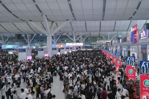 “五一”第二天广铁预计发送旅客235.6万人次