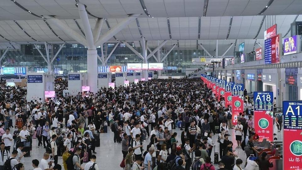 “五一”第二天广铁预计发送旅客235.6万人次