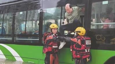 珠海：公交被困 消防员背出36名乘客