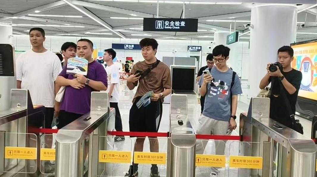 早上琶洲出发，中午东莞吃烧鹅濑，傍晚惠州西湖看落日，市民体验家门口城际