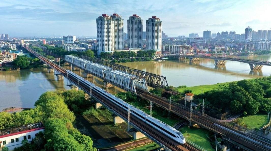 广深铁路部分动车组列车将最高按时速200公里运行