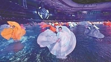 开幕式服装造型总设计：在广州找到了适合“水舞台”的服装