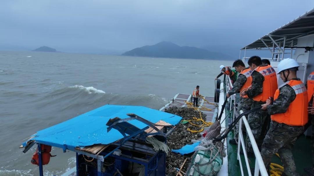 渔船意外失控渔民被困海上，江门海警风浪中紧急救援